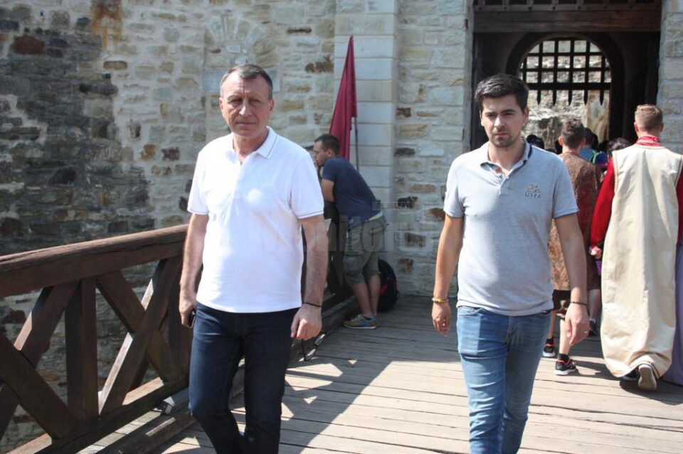 Alături de întreaga familie, Paul Stănescu a vizitat mănăstirile Putna și Sucevița, precum și Cetatea de Scaun a Sucevei Alături de întreaga familie, Paul Stănescu a vizitat mănăstirile Putna și Sucevița, precum și Cetatea de Scaun a Sucevei