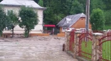 Ploile torențiale căzute două zile la rând au inundat gospodării și au creat blocaje pe drumuri și pe calea ferată