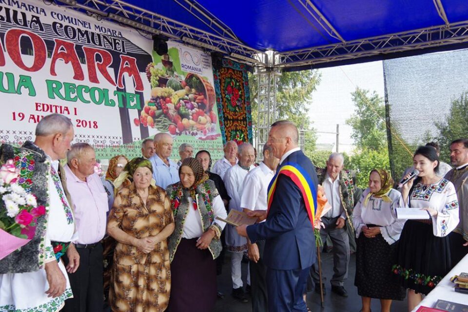 Familiile care au împlinit 50 de ani de căsnicie au fost premiate de primarul Eduard Dziminschi Familiile care au împlinit 50 de ani de căsnicie au fost premiate de primarul Eduard Dziminschi