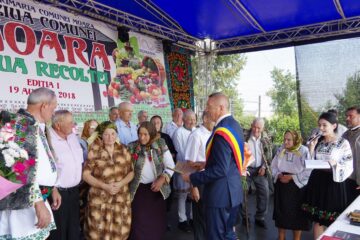 Familiile care au împlinit 50 de ani de căsnicie au fost premiate de primarul Eduard Dziminschi