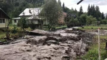 Ploile torențiale căzute două zile la rând au inundat gospodării și au creat blocaje pe drumuri și pe calea ferată