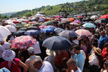 Apel al preoților la responsabilitate și la grijă pentru țară, la Liturghia catolică de Sf. Maria, de la Cacica