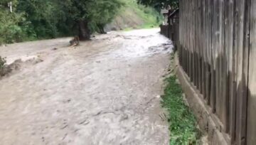 Ploile torențiale căzute două zile la rând au inundat gospodării și au creat blocaje pe drumuri și pe calea ferată