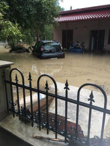 Curte inundată de ape la Câmpulung Moldovenesc