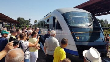 Pe traseu, trenul a fost întâmpinat cu mult entuziasm