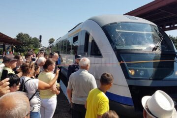 Pe traseu, trenul a fost întâmpinat cu mult entuziasm
