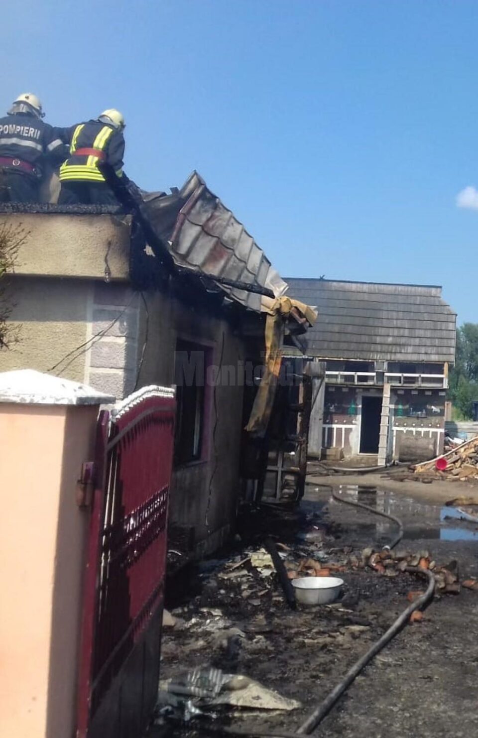 Trei gospodării afectate de un puternic incendiu, la Frăutății Noi
