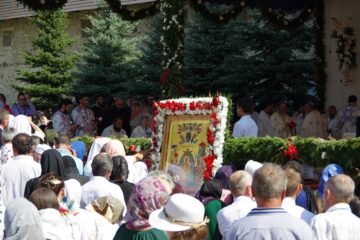 ÎPS Pimen i-a îndemnat pe credincioșii veniți la hramul Mănăstirii Putna să asculte poruncile lui Dumnezeu