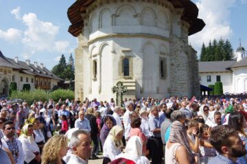 ÎPS Pimen i-a îndemnat pe credincioșii veniți la hramul Mănăstirii Putna să asculte poruncile lui Dumnezeu