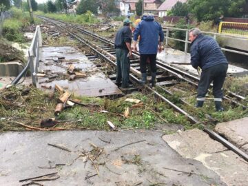 Ploile torențiale căzute două zile la rând au inundat gospodării și au creat blocaje pe drumuri și pe calea ferată