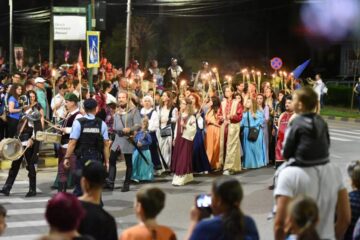 Cea mai mare paradă medievală din țară a deschis Festivalul „Ștefan cel Mare” din Suceava
