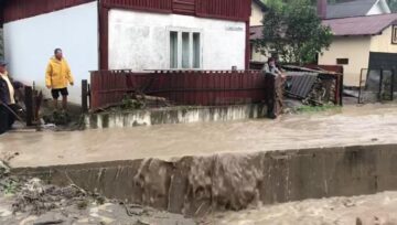 Apele adunate au măturat garduri și podețe în calea lor