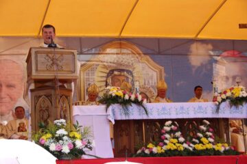 Apel al preoților la responsabilitate și la grijă pentru țară, la Liturghia catolică de Sf. Maria, de la Cacica