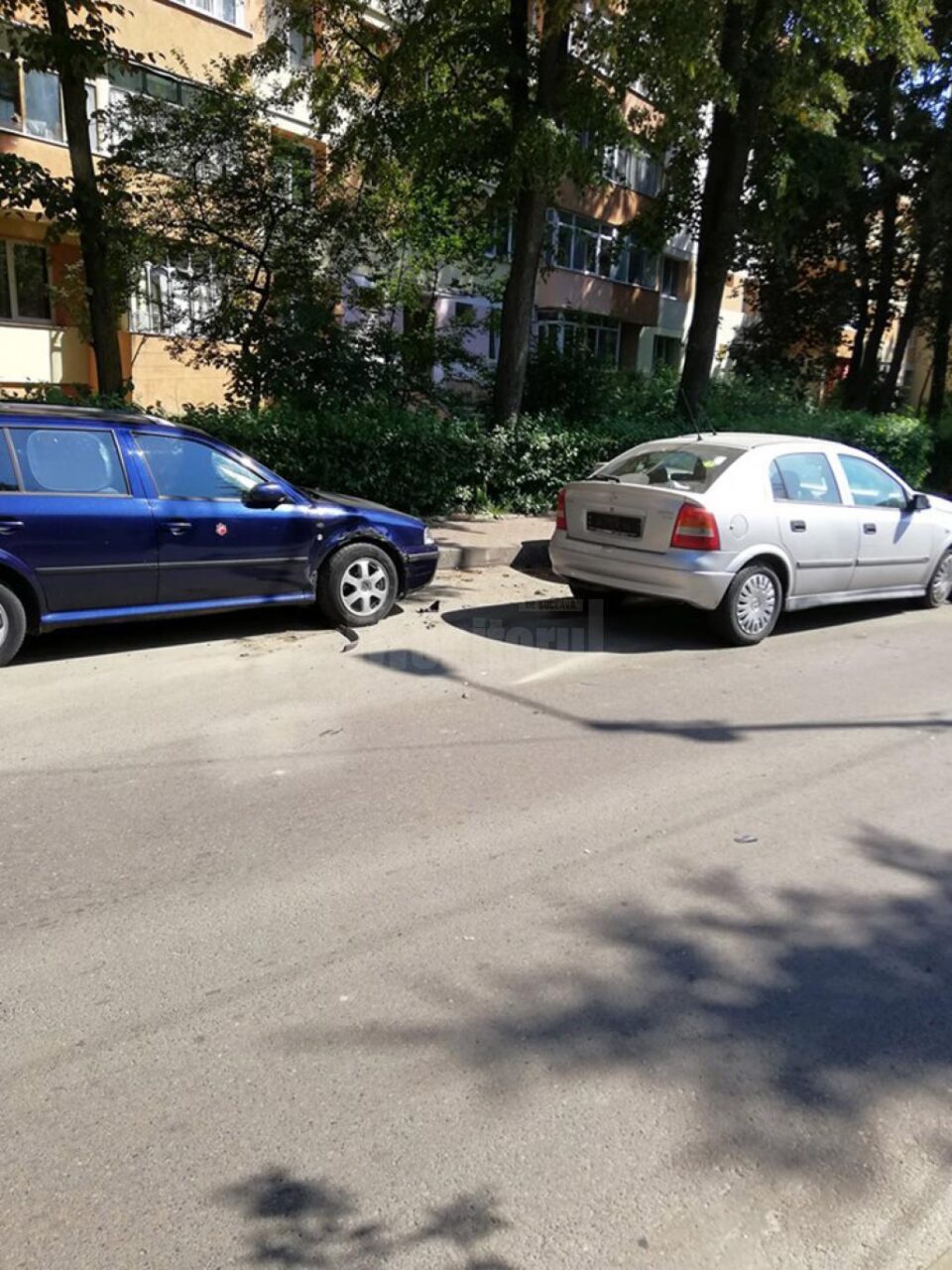 Băut și cu permisul suspendat, un tânăr a acroșat cu mașina patru autoturisme parcate