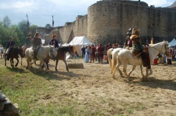 Spectacole cu cai și cavaleri pe tot parcursul zilei, FOTO - Muzeul Bucovinei