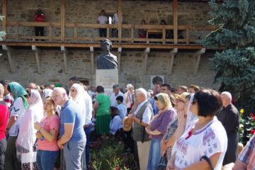 ÎPS Pimen i-a îndemnat pe credincioșii veniți la hramul Mănăstirii Putna să asculte poruncile lui Dumnezeu