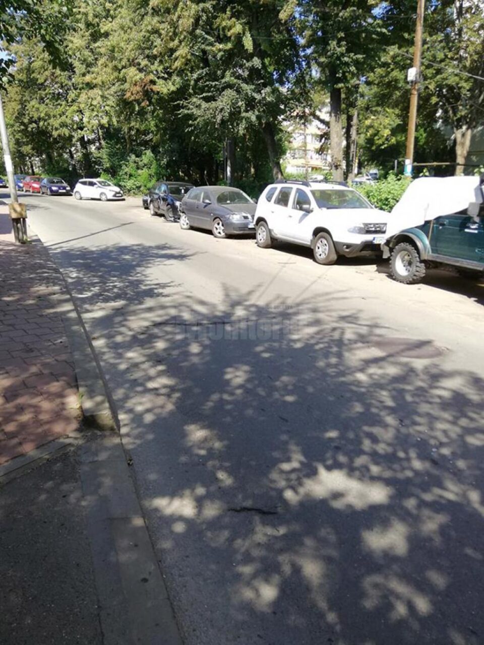 Băut și cu permisul suspendat, un tânăr a acroșat cu mașina patru autoturisme parcate