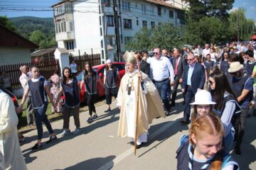 Apel al preoților la responsabilitate și la grijă pentru țară, la Liturghia catolică de Sf. Maria, de la Cacica