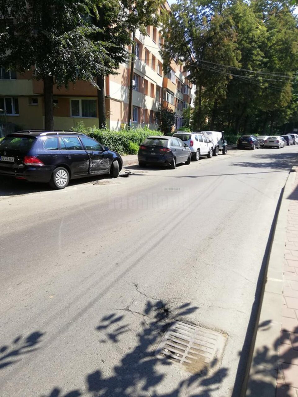 Cele patru mașini acroșate se aflau parcate regulamentar pe partea stângă a drumului