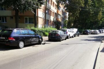 Cele patru mașini acroșate se aflau parcate regulamentar pe partea stângă a drumului