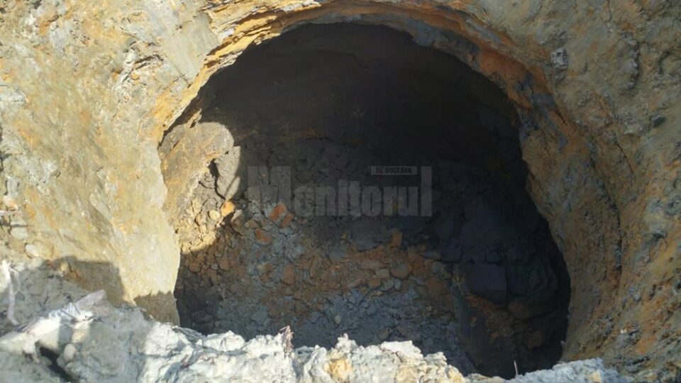 Sterilul a ajuns în apa unui pârâu după producerea unei pâlnii de prăbușire pe plaja iazului de la Tărnicioara