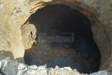 Sterilul a ajuns în apa unui pârâu după producerea unei pâlnii de prăbușire pe plaja iazului de la Tărnicioara