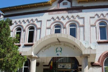 Printre unitățile afectate se numără Colegiul „Vasile Lovinescu”, instituție de învățământ care găzduiește în internat în această perioadă peste 120 de elevi