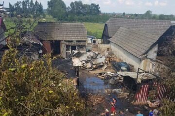 În urma incendiului, trei gospodarii au fost afectate de flăcări