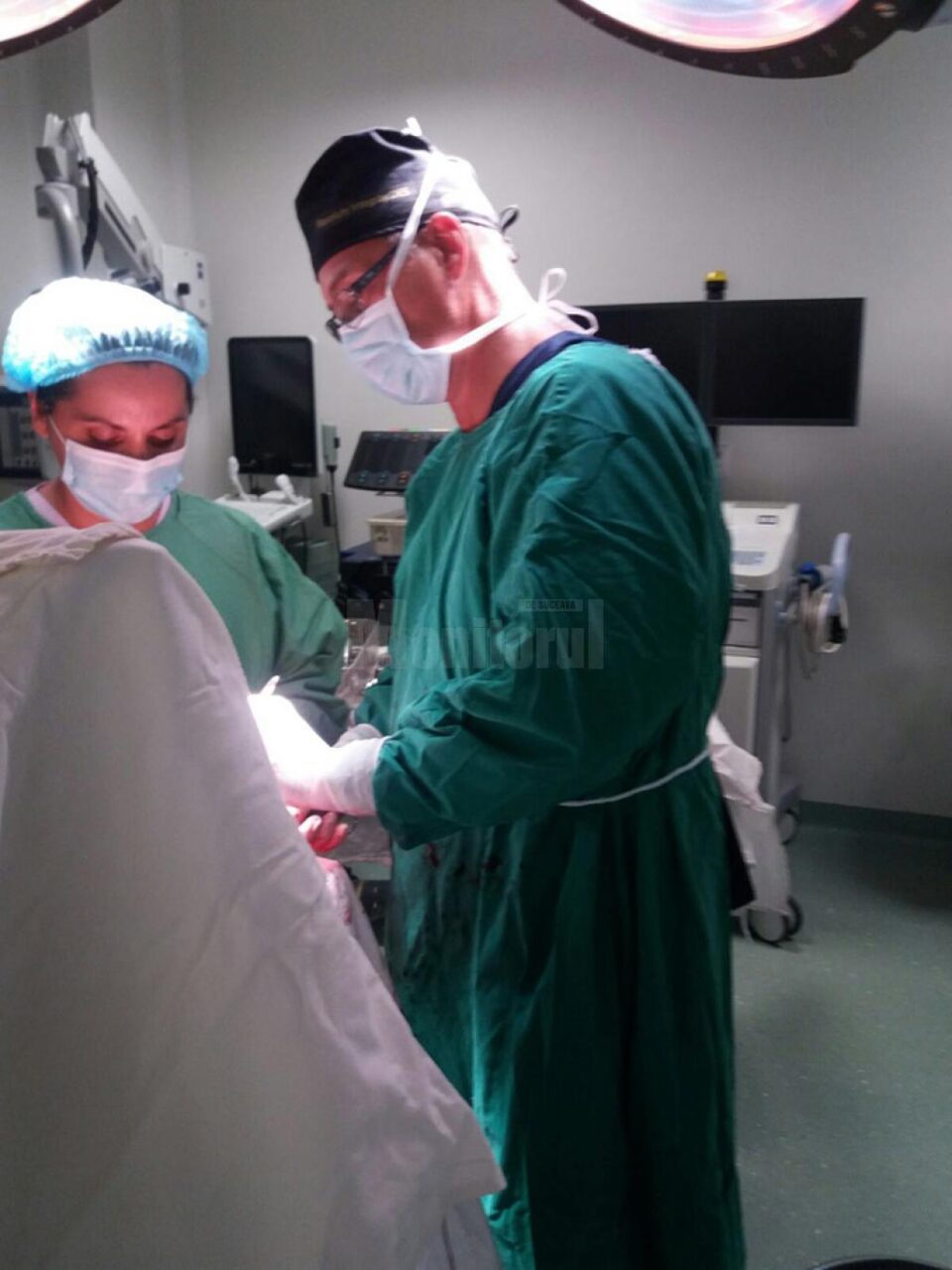 Dr. Buzdugan în sala de operație