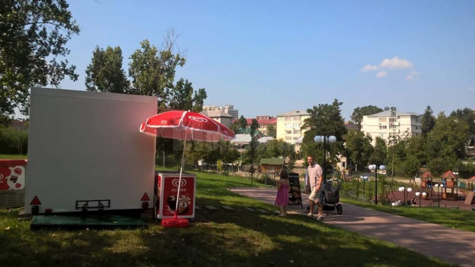 Rulota este amplasată înainte de scările care duc spre zona spațiilor de joacă, chiar lângă locul unde se închiriază gratuit crose pentru minigolf