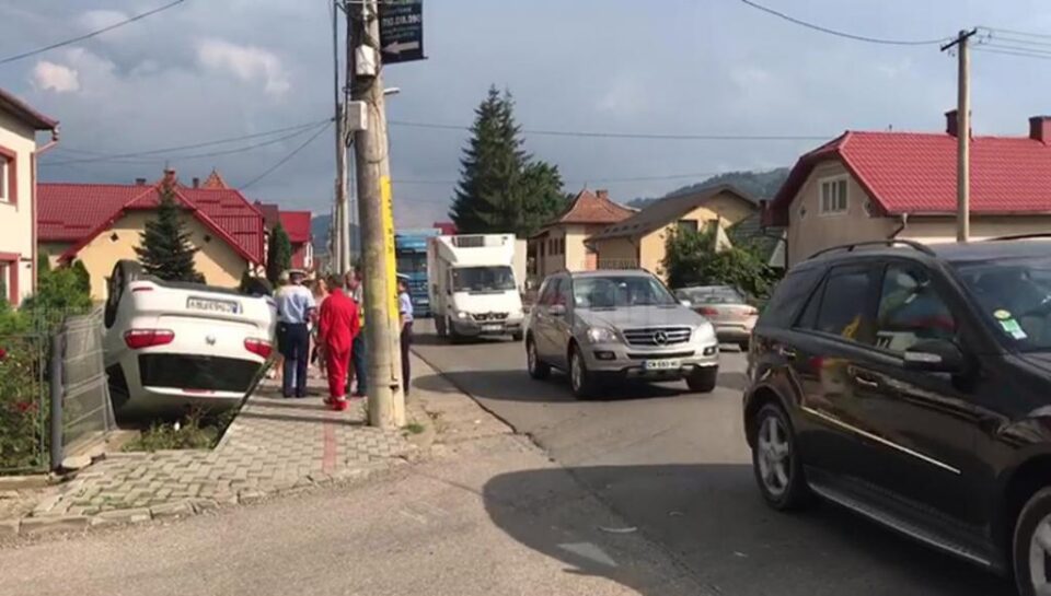 Mașina răsturnată în urma accidentului