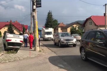 Mașina răsturnată în urma accidentului