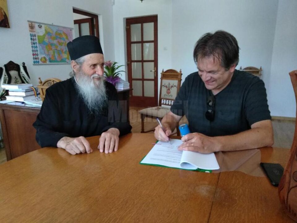 Semnarea contractului de dirigenție a șantierului de reabilitare a Cazinoului Vatra Dornei, între IPS Pimen și prof. univ. dr. Cătălin Onuțu