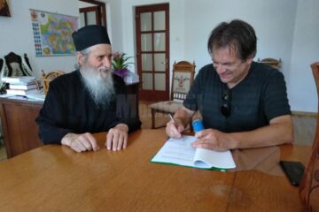 Semnarea contractului de dirigenție a șantierului de reabilitare a Cazinoului Vatra Dornei, între IPS Pimen și prof. univ. dr. Cătălin Onuțu