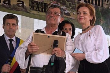 Profesorul Mihai Vleju a primit duminică, 19 august, în cadrul Festivalului „Cântecul cetinii”, titlul de Cetățean de Onoare al comunei Dorna Arini