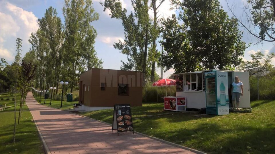Rulota este amplasată înainte de scările care duc spre zona spațiilor de joacă, chiar lângă locul unde se închiriază gratuit crose pentru minigolf Rulota este amplasată înainte de scările care duc spre zona spațiilor de joacă, chiar lângă locul unde se închiriază gratuit crose pentru minigolf