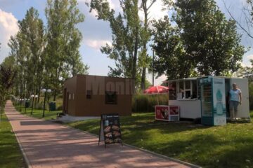 Rulota este amplasată înainte de scările care duc spre zona spațiilor de joacă, chiar lângă locul unde se închiriază gratuit crose pentru minigolf