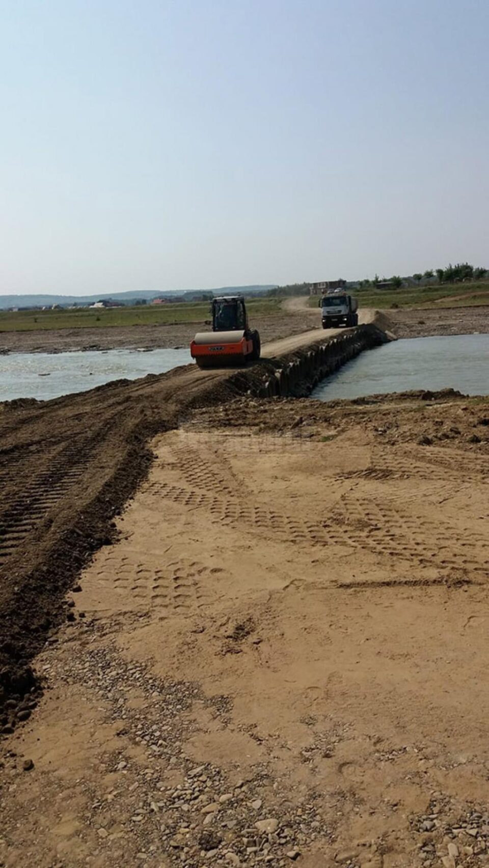 Două poduri provizorii au fost deschise traficului la Milișăuți