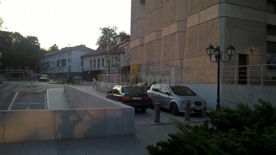 Cale de acces blocată la doi pași de parcarea subterană