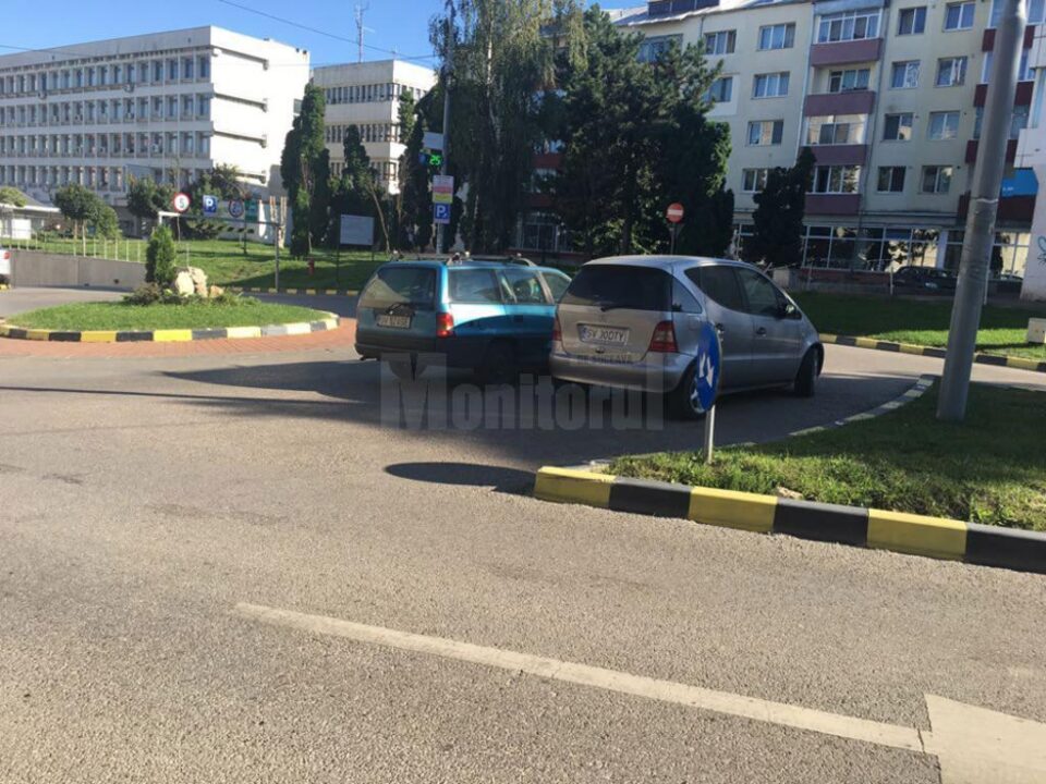 Sensul giratoriu de lângă Casa de Cultură este transformat adesea în loc de parcare