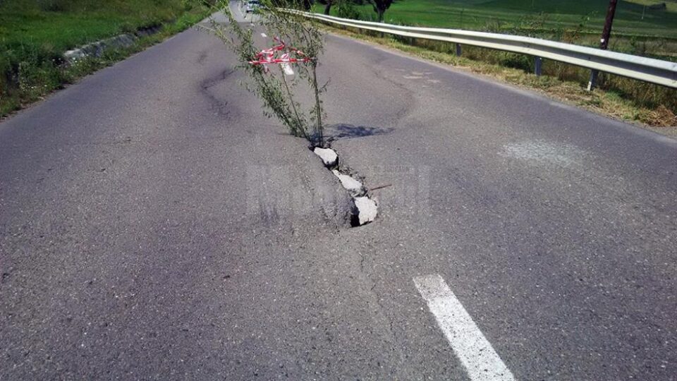 Drumul județean Siret-Dărmănești, crăpat la propriu din cauza alunecărilor