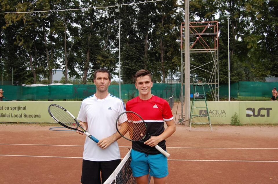 Daniel Bujdei, în dreapta imaginii, a câștigat pana la urma duelul cu Catalin Lungu