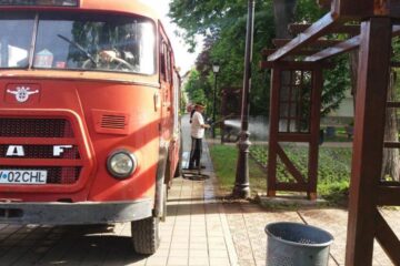 Cușnir sesizează faptul că mașinile folosite la udarea spațiului verde ocupa trotuarele pietonilor