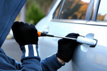 Tinerii sunt cercetați pentru furt calificat de mașini și din mașini, tentative la infracțiunea de furt calificat, precum și furt în scop de folosință