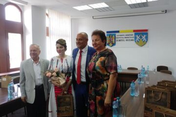 Consulul României la Ho Shi Min (în costum popular) realizează un film documentar despre Bucovina
