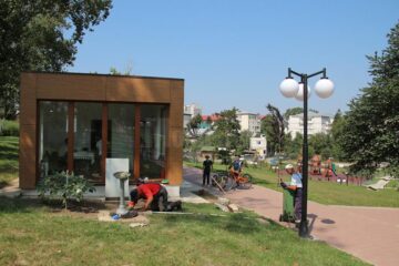 Muncitorii primăriei au reamplasat ieri cișmeaua în parcul Tătărași