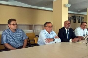 Dr. Dan Cionca, prof. univ. dr. Florin Ramadani, managerul Vasile Rîmbu și dr. Răzvan Bandac