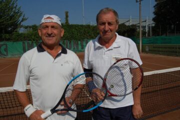 Dumitru Negru (stânga) s-a calificat ieri în semifinalele Categoriei Veterani +60 de ani