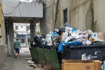 Culoar de trecere de la bulevardul George Enescu spre blocuri, blocat adeseori de mormanele de gunoi revărsate din buncăre
