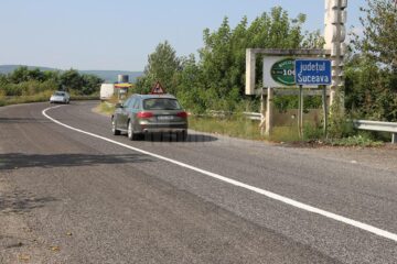 Așa arată drumul în zona unde s-a turnat pietrișul concasat cu bitum modificat pe care se va circula